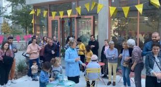 Instant de partage entre nouveaux voisins 